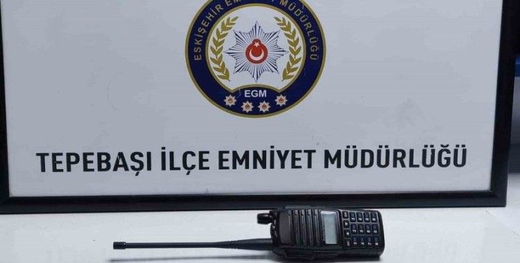 Alkollü ve ehliyetsiz sürücünün aracında telsiz ele geçirildi
