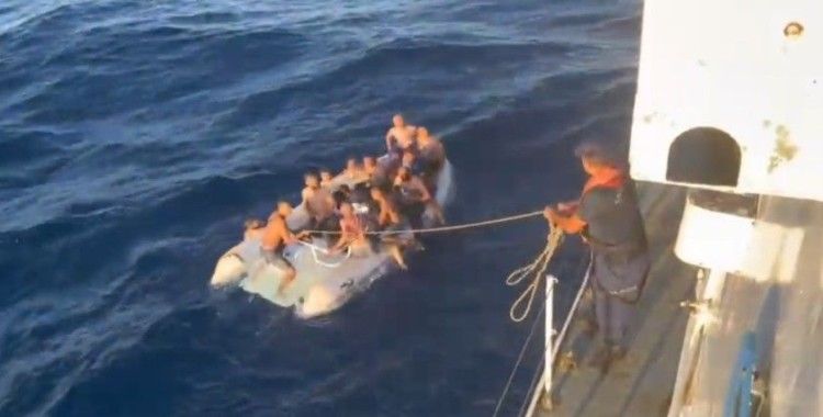 Motor arızalanınca denizde sürüklendiler
