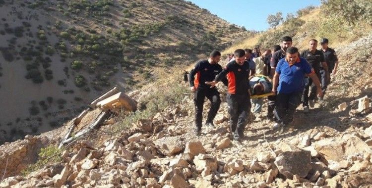 Devrilen ekskavatörün operatörü yaralandı
