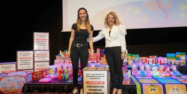 Anasınıfı öğrencilerine kırtasiye seti ve oyuncak armağan edildi
