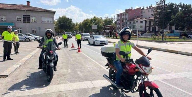 Denetlenen motosikletlilere reflektif yelek hediye edildi
