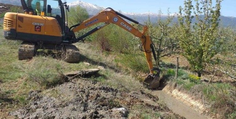Büyükşehir sulama kanalı temizlik çalışmalarına devam ediyor
