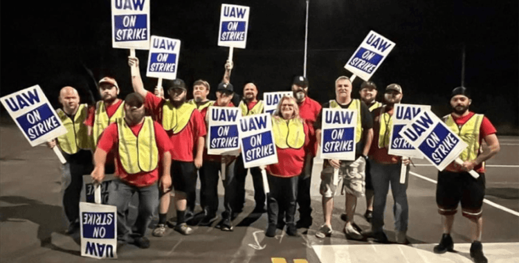 ABD'de 3 otomobil fabrikasının işçileri ilk kez birlikte greve gitti