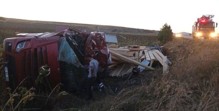 Kütahya'da kereste yüklü tır devrildi: 1 ölü
