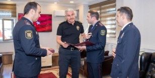 Azerbaycan heyetinden Türk polis memuruna madalya