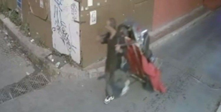 Fatih'te el arabasıyla motosiklet çaldılar