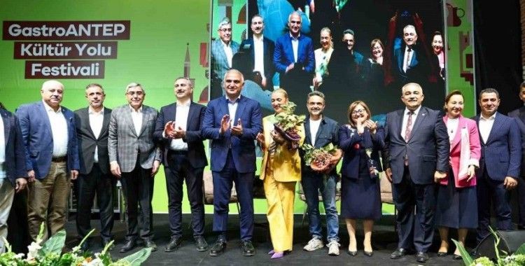 Bakan Ersoy ve Şahin, şef Arda Türkmen ile gastronominin geleceğini konuştu
