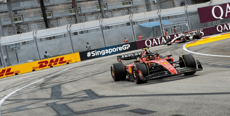 F1 Singapur Grand Prix'sini Carlos Sainz kazandı