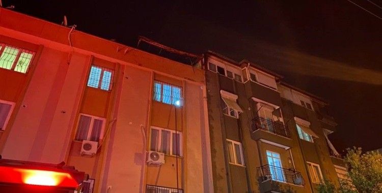 Antalya’da çatı katı alev alev yandı, mahalleli sokağa döküldü
