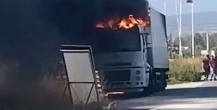 Seyir halindeki tır alevlere teslim oldu

