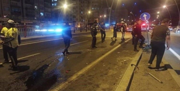 Kaza yapan aracı gören abla kardeşini aradı
