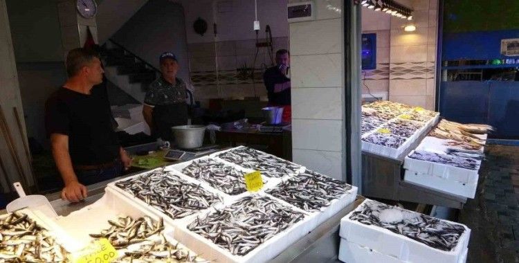 Tezgahlarda bütün balık çeşitleri var bir tek o yok
