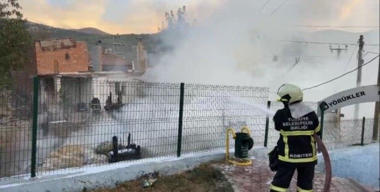 İnşaatın içindeki saman balyaları kül oldu