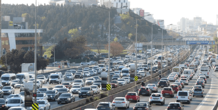 İstanbul'da haftanın ilk günü trafik yoğunluğu yaşanıyor