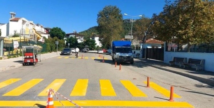 Kemer’de okul yollarındaki yaya geçitleri boyanıyor
