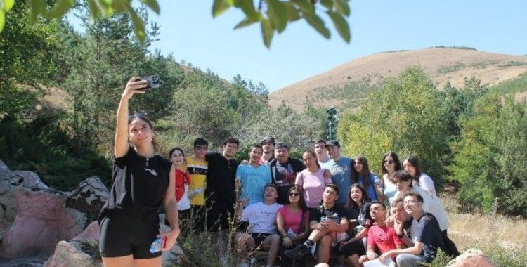 Yabancı uyruklu öğrencilerin doğa yürüyüşünde ortaya renkli görüntüler çıktı
