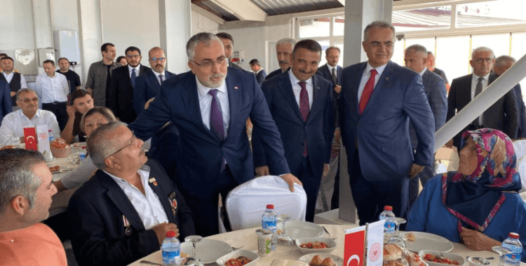 Bakan Işıkhan: 'Huzur ve güven içerisinde yaşayabiliyorsak şehitlerimiz ve gazilerimizin cesaretleri sayesindedir'