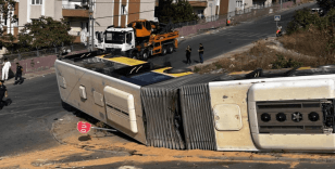 Başakşehir'de rampadan çıkamayan İETT otobüsü devrildi: O anlar kamerada