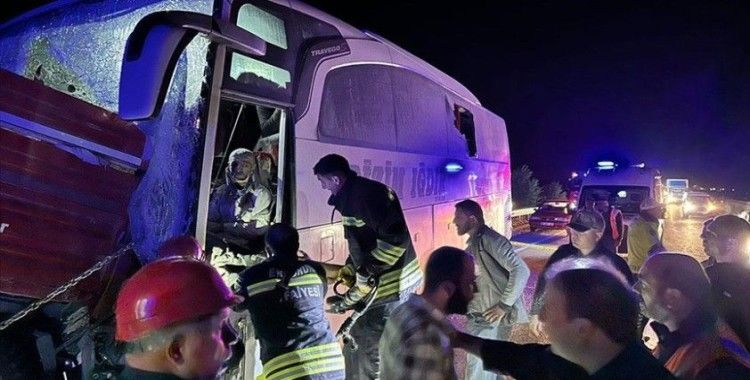 Erzurum'da yolcu otobüsü traktöre çarptı, ilk belirlemelere göre 7 kişi yaralandı