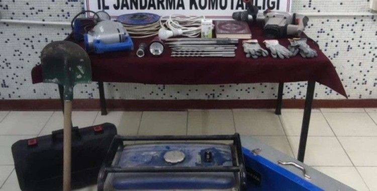 Kaçak kazı yapan 3 defineci jandarma ekiplerince yakalandı