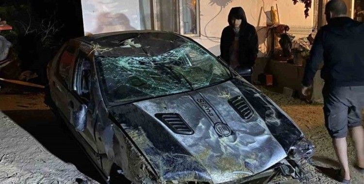 Otomobilin sulama kanalına uçtuğu anlar güvenlik kamerasına yansıdı
