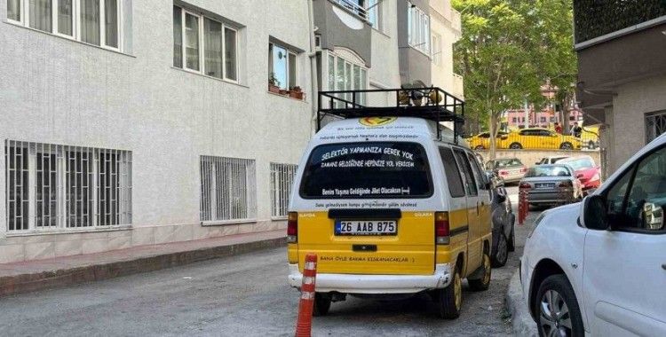 Üzerinde komik yazılar barındıran minik araç ilgi odağı oldu
