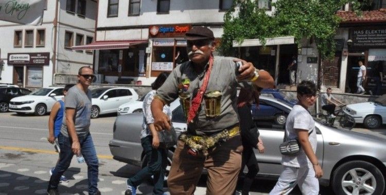 İlçenin neşe kaynağı: Bir elinde teyp, diğer elinde kaşık
