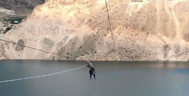 Belediye Başkanı zipline ile deneme geçişi yaparken baraj gölü üzerinde kaldı