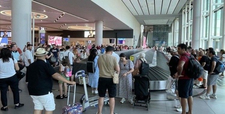 Turizm merkezlerindeki havalimanlarını 8 ayda 123,7 milyondan fazla yolcu kullandı