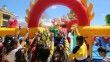 Polis ekiplerince kurulan balon parkta minik öğrenciler eğlenceye doyuyor
