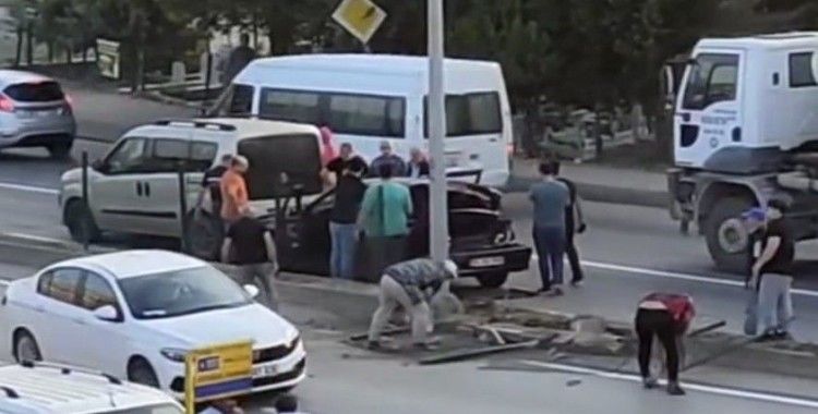 Freni patlayan kamyon otomobile çarptı: 2 yaralı