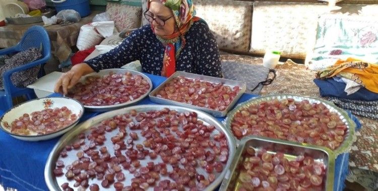 Kış için üzüm hurmaları hazırlanmaya başlandı
