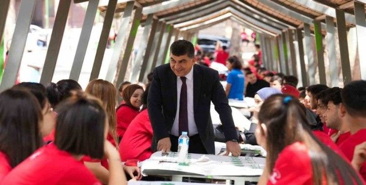Fadıloğlu, gençlerle buluştu
