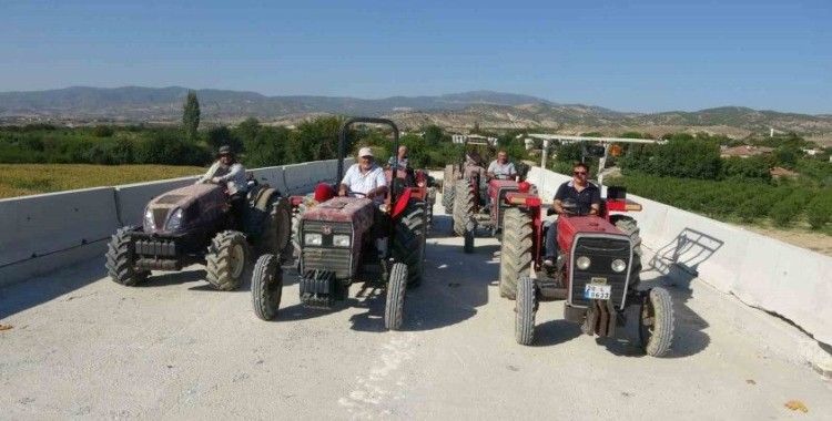Tehlikeli geçidi kullanmak istemeyen üreticiler, yolu kapatarak tepki gösterdi
