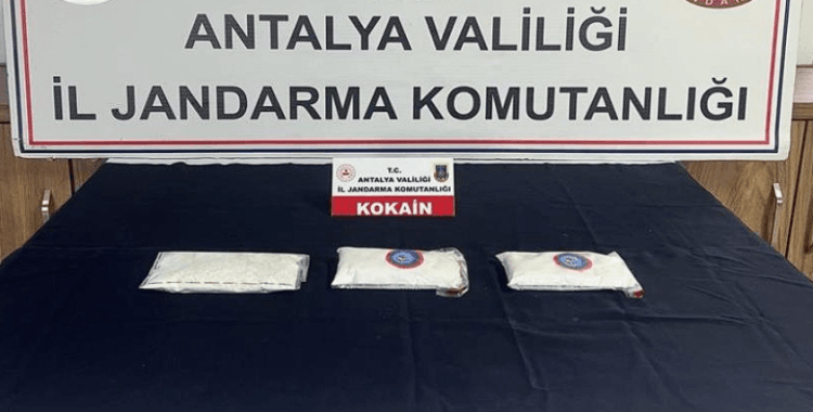 Bagaj kapağına gizlenen 1 kilo kokain jandarmanın dikkatinden kaçmadı