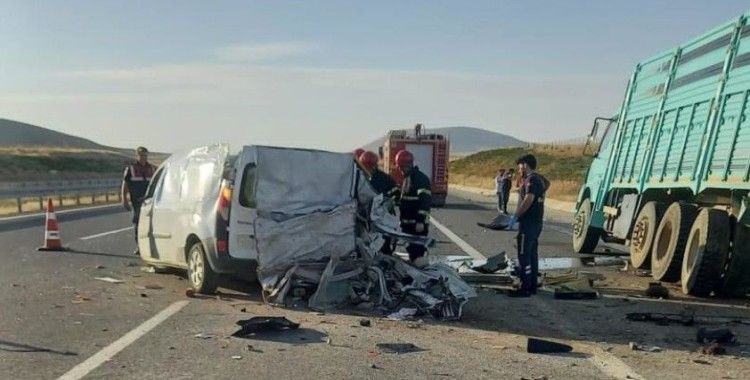 Nevşehir'de hafif ticari araç kamyona arkadan çarptı: 2 ölü