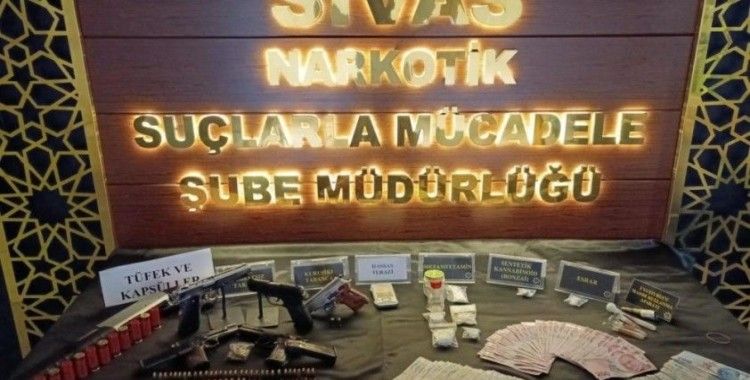 Sivas'ta uyuşturucu operasyonları, binlerce lira ele geçirildi