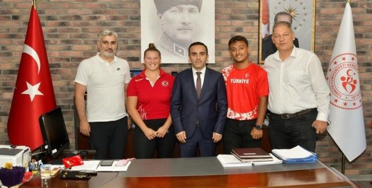 Müdür Ercan başarılı milli sporcularla görüştü

