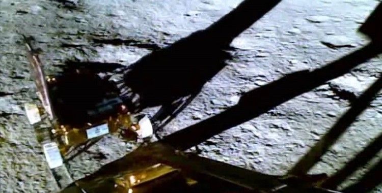 Hindistan'a ait Ay'ın güney kutbuna inen uzay keşif aracı Chandrayaan-3 ile temas kurulamıyor