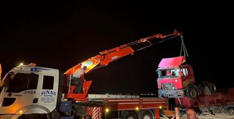 Nusaybin'de iki tır çarpıştı: 2 yaralı