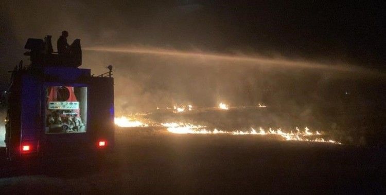 Otluk arazide çıkan yangın geceyi aydınlattı
