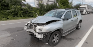 SUV tipi otomobil motosiklete çarptı: 1’i ağır 2 yaralı