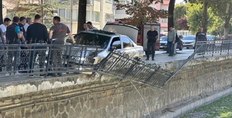 Virajı alamayan otomobil, dere kenarında korkuluklarda asılı kaldı