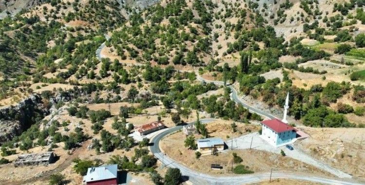 Büyükşehir’in Pütürge’de asfalt çalışmaları sürüyor
