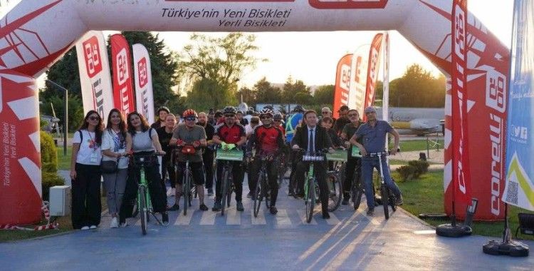 Hareket için pedalladırlar

