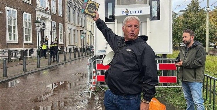 Hollanda'da ırkçı PEGIDA lideri, Türkiye'nin Lahey Büyükelçiliği önünde Kur'an-ı Kerim yırttı