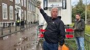 Hollanda'da ırkçı PEGIDA lideri, Türkiye'nin Lahey Büyükelçiliği önünde Kur'an-ı Kerim yırttı