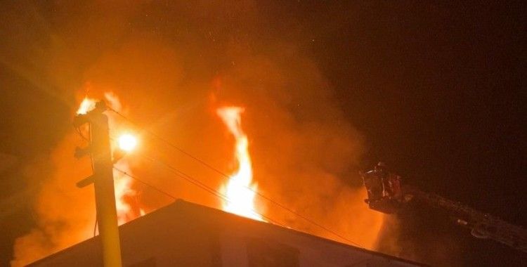 Trafo patladı, çatı alev alev yandı
