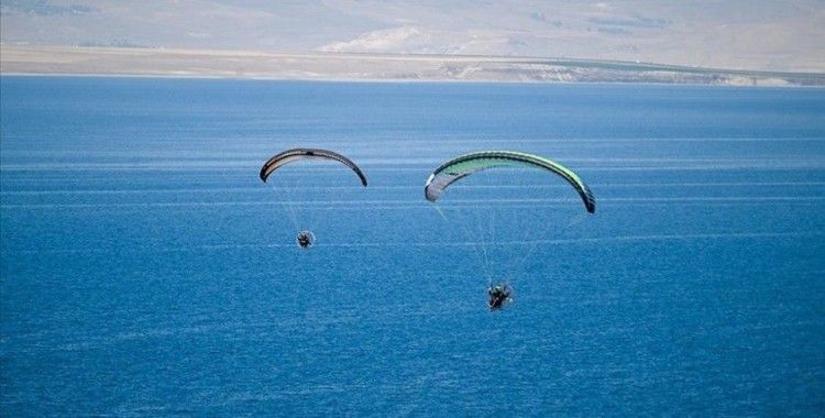 Van'da Yamaç Paraşütü ve Paramotor Hedef Şampiyonası devam ediyor