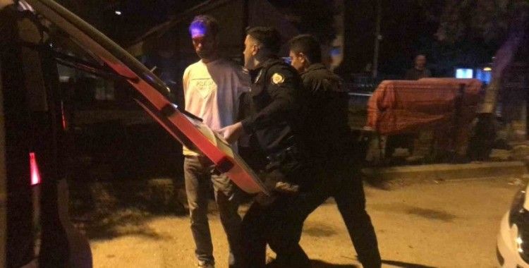 Edirne’de yoldan geçenlere silah gösteren alkollü şüpheliye polisten suçüstü
